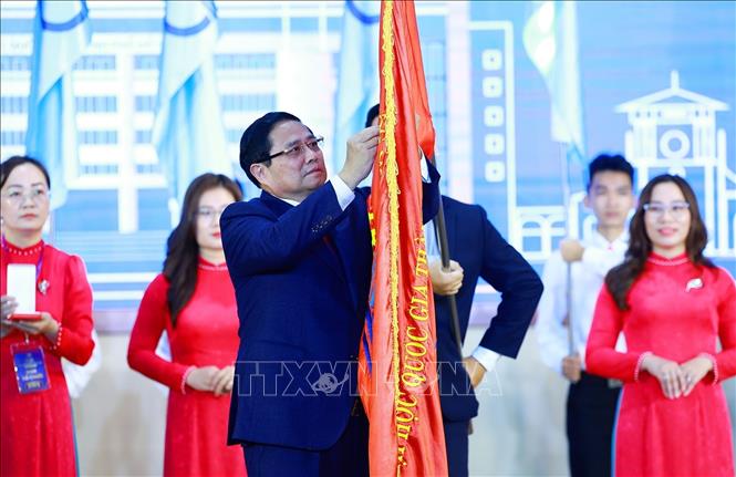 Thủ tướng Phạm Minh Chính trao Huân chương Lao động hạng Nhất của Chủ tịch nước tặng Đại học Quốc gia Thành phố Hồ Chí Minh. Ảnh: Dương Giang-TTXVN
