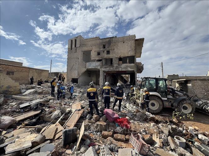 Đống đổ nát sau một vụ nổ tại Al-Nayrab, tỉnh Idlib, Syria ngày 20/2/2025. Ảnh: THX/TTXVN