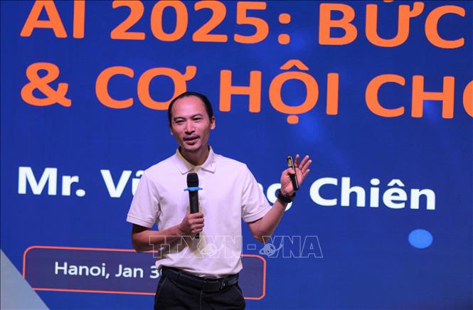 Chuyên gia trình bày thuyết trình tại hội thảo về AI. Ảnh: Văn Dũng-TTXVN