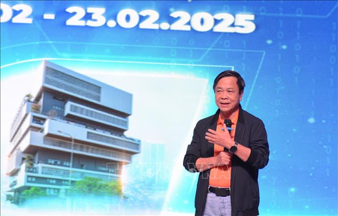 Tiến sĩ Trần Ngọc Tuấn, Phó Hiệu trưởng Trường Đại học FPT phát biểu tại hội thảo về AI. Ảnh: Văn Dũng-TTXVN