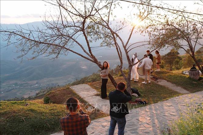Du khách cũng được thưởng thức, trải nghiệm ngắm hoàng hôn tuyệt đẹp của núi rừng Tây Bắc. Ảnh: Quý Trung – TTXVN