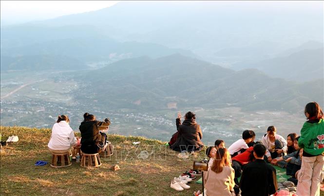 Đến với bản Sì Thâu Chải du khách phóng tầm mắt nhìn thấy toàn bộ thị trấn Tam Đường được bao quanh những dãy núi hùng vĩ của Tây Bắc. Ảnh: Quý Trung - TTXVN