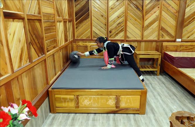 Trang phục truyền thống của người dân vẫn được giữ nguyên, dịch vụ lưu trú dành cho du khách khoảng 110.000 đồng 1 người 1 ngày đêm. Ảnh: Quý Trung - TTXVN