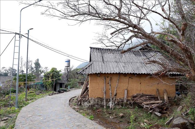 Những ngôi nhà trình tường vẫn trường tồn song hành cùng với sự phát triển của đất nước, đây là một trong những nét văn hóa đặc trưng của dân tộc Dao nơi đây. Ảnh: Quý Trung - TTXVN