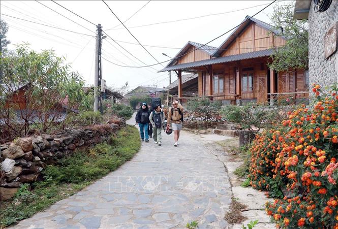 Bản luôn sạch sẽ, người dân thân thiện mến khách nên thu hút nhiều du khách trong và ngoài nước đến khám phá, trải nghiệm. Ảnh: Quý Trung - TTXVN