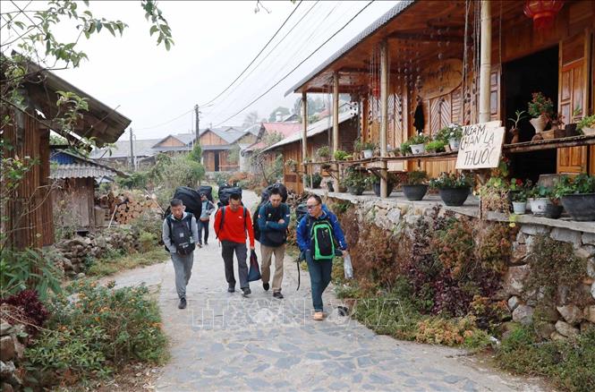 Được thiên nhiên ưu đãi về vị trí địa lý cũng như độ cao đã tạo ra một không gian thuận lợi để tổ chức các giải Dù lượn thu hút đông đảo du khách trong và ngoài nước đến trải nghiệm. Ảnh: Quý Trung - TTXVN