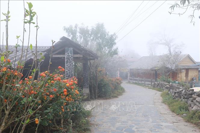 Với độ cao hơn 1.400m so với mực nước biển nên bản thường có mây mù bảo phủ. Ảnh: Quý Trung - TTXVN