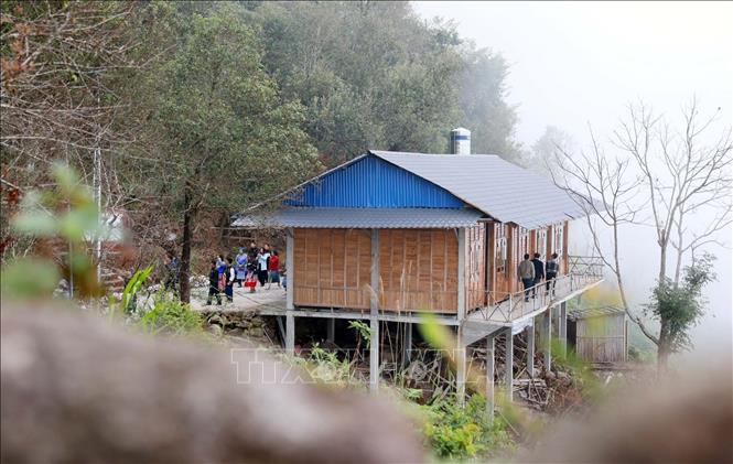 Những ngôi nhà của người dân luôn ẩn hiện trong mây mù bao phủ. Ảnh: Quý Trung - TTXVN