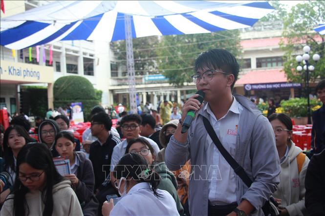 Học sinh tham gia đặt câu hỏi để được tư vấn hướng nghiệp. Ảnh: Phan Sáu - TTXVN