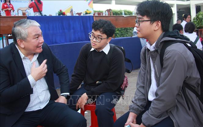 Thầy giáo tham gia tư vấn cho học sinh theo nhóm nhỏ. Ảnh: Phan Sáu - TTXVN