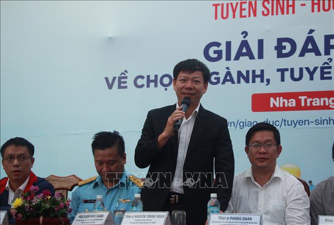 Tư vấn hướng nghiệp cho học sinh. Ảnh: Phan Sáu - TTXVN