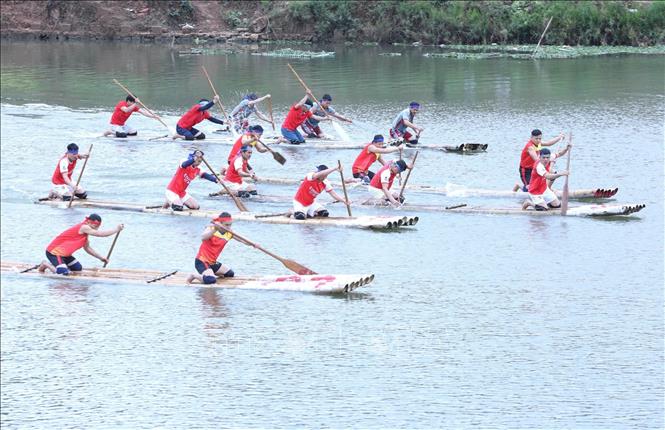 Mỗi đội đua gồm 3 tay đua là những thanh niên trai tráng từ 18 tuổi trở lên, khỏe mạnh, có tài sông nước, có kinh nghiệm bơi bè. Ảnh: Anh Tuấn – TTXVN