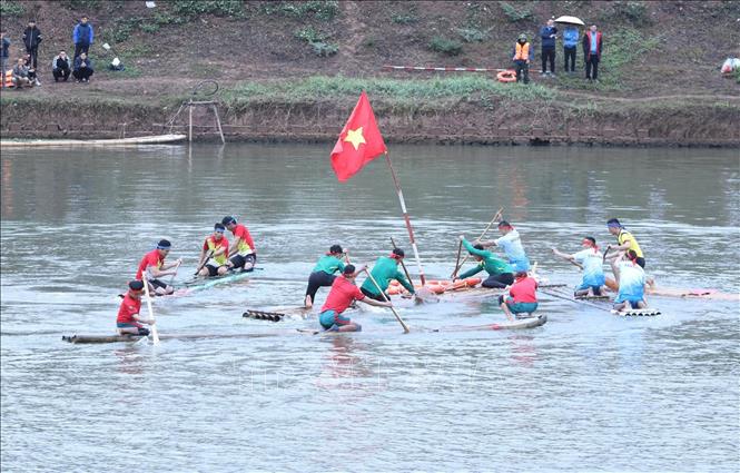 Các đội đua thực hiện động tác quay bè 3 vòng trước khi về đích. Ảnh: Anh Tuấn – TTXVN