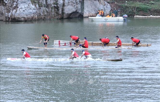 Ở cuối lượt chung kết, các tay chèo lật bè ba lần (theo truyền thuyết, việc lật bè là để liên tưởng về cách vặn mình của Thần Rắn năm xưa lúc đi diệt Thuồng Luồng và cũng là mời Thần Rắn lên cùng vui với dân làng). Ảnh: Anh Tuấn – TTXVN