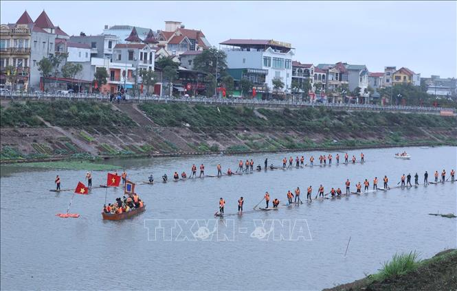 Các đội đua diễu hành trên sông Kỳ Cùng đoạn qua thành phố Lạng Sơn. Ảnh: Anh Tuấn – TTXVN