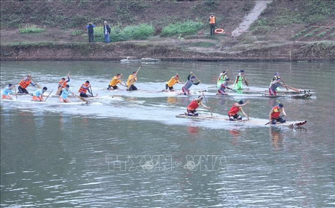 Các đội tham gia đua bè nỗ lực từ khi xuất phát. Ảnh: Anh Tuấn – TTXVN  