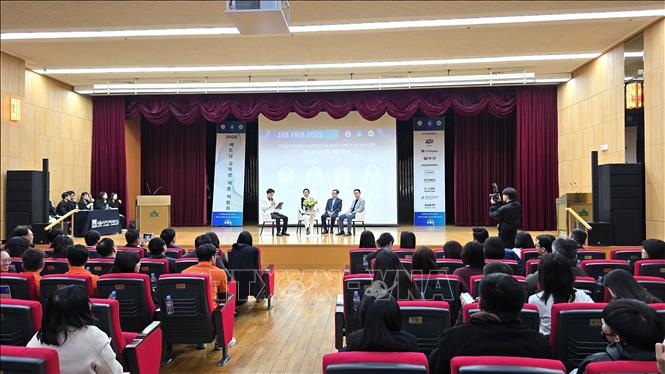 The Vietnamese Students’ Association in the Republic of Korea hold sa job fair at Seoul Cyber University on February 23, attracting nearly 500 Vietnamese students in the country. VNA Photo: Đức Thắng