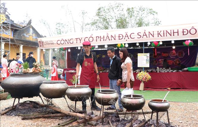 A festival celebrates Van Cu rice noodles and its dishes. VNA Photo: Tường Vi