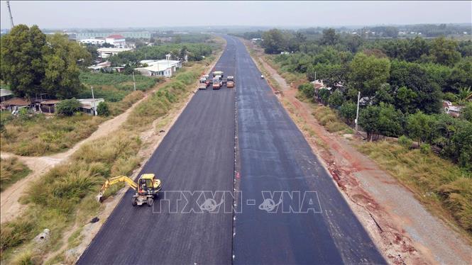 The Bien Hoa-Vung Tau expressway is under construction to connect major industrial zones in the southern province of Dong Nai to the Cai Mep-Thi Vai port complex in the neighbouring province of Ba Ria-Vung Tau. VNA Photo: Đoàn Mạnh Dương