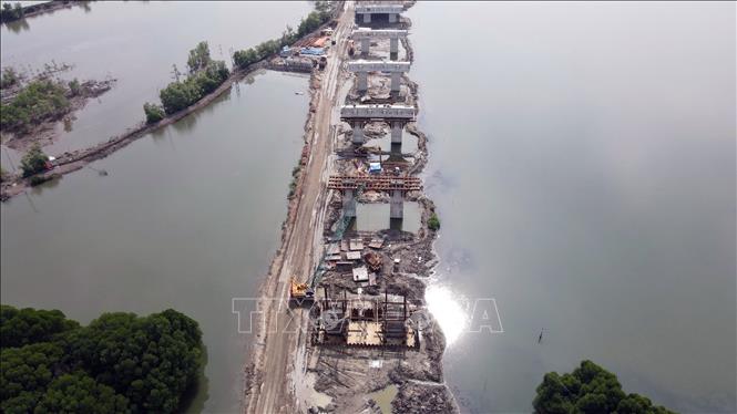 Construction of the Phuoc An bridge is underway to connect the southern province of Dong Nai to the Cai Mep-Thi Vai port complex in the neighbouring province of Ba Ria-Vung Tau. VNA Photo: Đoàn Mạnh Dương