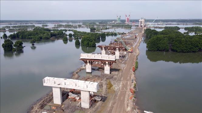 Construction of the Phuoc An bridge is underway to connect the southern province of Dong Nai to the Cai Mep-Thi Vai port complex in the neighbouring province of Ba Ria-Vung Tau. VNA Photo: Đoàn Mạnh Dương