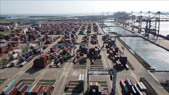 A corner of the Cai Mep-Thi Vai port complex in the southern province of Ba Ria-Vung Tau. VNA Photo: Đoàn Mạnh Dương