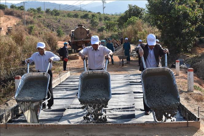 Huyện Ia H'Drai (tỉnh Kon Tum) ra quân xây dựng các tuyến đường liên thôn, xã trên địa bàn. Ảnh: Khoa Chương - TTXVN