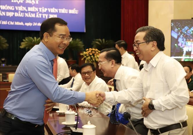 Chủ tịch UBND Thành phố Hồ Chí Minh Nguyễn Văn Được thăm hỏi các đại biểu. Ảnh: TTXVN phát
