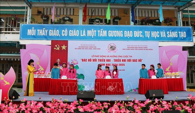 Học sinh tham gia Cuộc thi “Thiếu nhi làm theo lời Bác dạy” trong khuôn khổ lễ phát động. Ảnh: Tường Vi - TTXVN