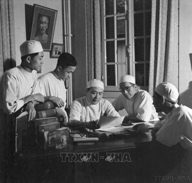 Giáo sư Tôn Thất Tùng đã góp phần làm rạng danh nền y học Việt Nam, với 2 phát minh khoa học lớn. Đó là phương pháp cắt gan mang tên ông, một công trình khoa học đã được quốc tế công nhận là phương pháp cắt gan có quy phạm và kinh điển, được nhiều nước tiên tiến áp dụng. Trong ảnh: Giáo sư Tôn Thất Tùng (bệnh viện Việt Đức) trao đổi cùng các đồng nghiệp trước ca mổ. Ảnh: Vũ Tiu - TTXVN