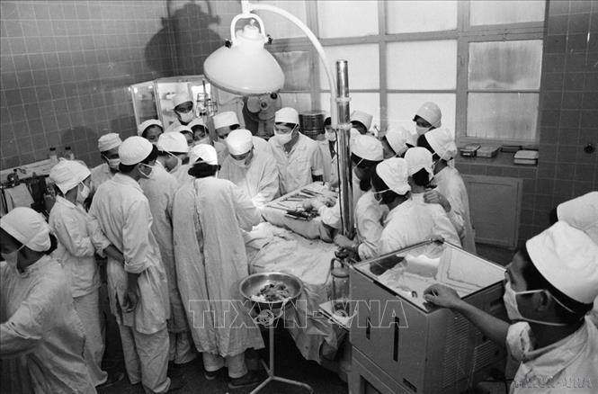 Sinh viên năm thứ 4 đang theo dõi ca mổ ung thư tủy sống do các bác sĩ bệnh viện Hữu nghị Việt - Tiệp (Hải Phòng) thực hiện. Ảnh: Nguyễn Chính - TTXVN