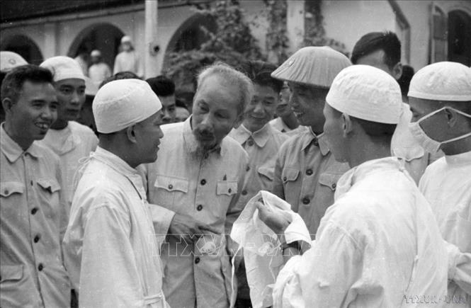Chủ tịch Hồ Chí Minh nói chuyện với các bác sĩ trong chuyến thăm Viện Quân y 7 Hải Phòng (5/1957). Ảnh: TTXVN