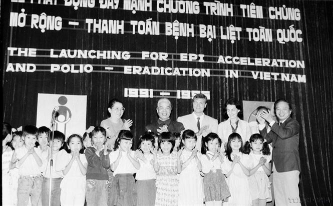 Chủ tịch Hội đồng Bộ trưởng Đỗ Mười, Bộ trưởng Bộ Y tế Song Hào cùng thiếu nhi Hà Nội tại Lễ phát động Chương trình tiêm chủng mở rộng thanh toán bệnh bại liệt (1991). Ảnh: Thu Hoài - TTXVN