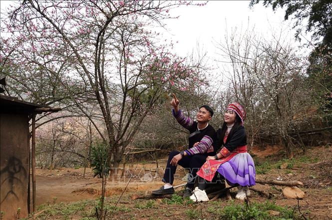 Lùng Cúng trở thành điểm đến hấp dẫn của những đôi trai gái đến chụp ảnh làm kỷ niệm. Ảnh: Tuấn Anh-TTXVN        