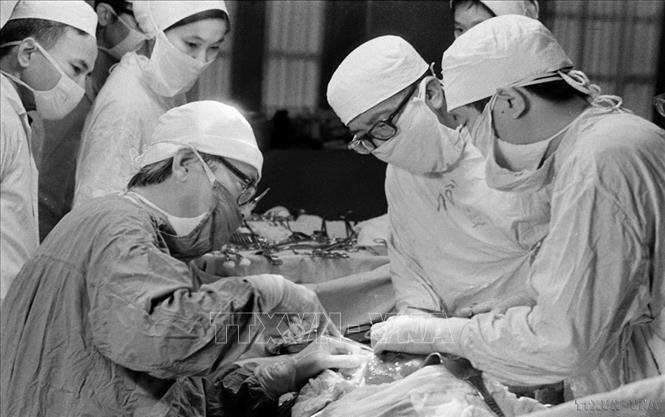 Giáo sư Tôn Thất Tùng đã góp phần làm rạng danh nền y học Việt Nam, với 2 phát minh khoa học lớn. Đó là phương pháp cắt gan mang tên ông, một công trình khoa học đã được quốc tế công nhận là phương pháp cắt gan có quy phạm và kinh điển, được nhiều nước tiên tiến áp dụng. Trong ảnh: Giáo sư Tôn Thất Tùng trong một ca mổ gan (1976). Ảnh: Nguyễn Chính - TTXVN