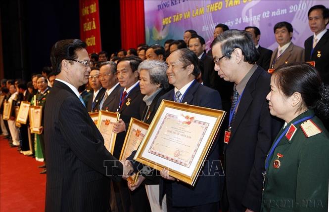 Thủ tướng Nguyễn Tấn Dũng trao tặng danh hiệu “Thầy thuốc nhân dân” cho các cán bộ ngành y tế tại Lễ kỷ niệm 55 năm Ngày Thầy thuốc Việt Nam (2010). Ảnh: Đức Tám – TTXVN