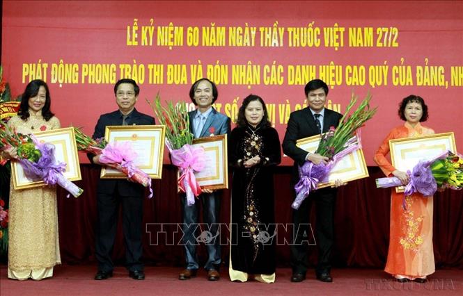 Thứ trưởng Bộ Y tế  Nguyễn Thị Xuyên trao Huân chương Lao động hạng Ba của Chủ tịch nước cho các tập thể, cá nhân của Bệnh viện Bạch Mai (Bộ Y tế) tại Lễ kỷ niệm 60 năm Ngày Thầy thuốc Việt Nam (2015). Ảnh: Dương Ngọc – TTXVN