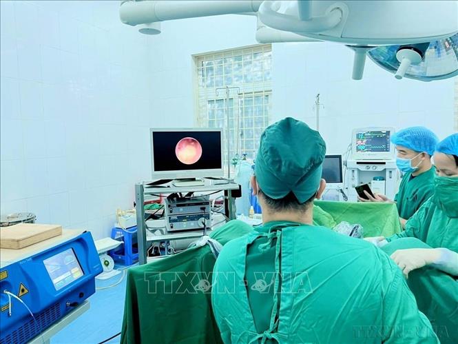 Các bác sĩ Trung tâm Y tế huyện Tam Dương (Vĩnh Phúc) thực hiện Điều trị U lành tính tuyến giáp bằng sóng cao tần RFA cho bệnh nhân. Ảnh: Nguyễn Thảo - TTXVN