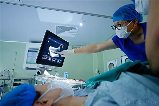 Nhờ những tiến bộ trong công nghệ, phương pháp thụ tinh trong ống nghiệm (IVF) tại Bệnh viện Phụ sản Hà Nội đã mang lại niềm hạnh phúc đến hàng vạn gia đình và là phương pháp hỗ trợ sinh sản nhanh nhất, có tỉ lệ thành công cao nhất hiện nay. Trong ảnh: Bác sĩ thông báo đã đặt phôi thành công vào buồng tử cung cho bệnh nhân. Ảnh: Minh Quyết – TTXVN 