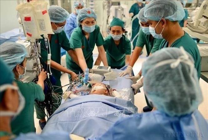 Ê-kíp 100 bác sỹ, nhân viên y tế của các bệnh viện trên địa bàn Thành phố Hồ Chí Minh đã phối hợp thực hiện ca phẫu thuật tách rời cặp song sinh dính liền nhau tại Bệnh viện Nhi đồng Thành phố (15/7/2020). Ảnh: TTXVN phát