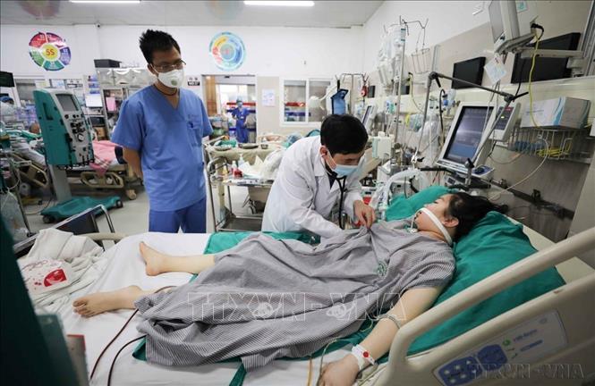 TS.BS Đỗ Ngọc Sơn, Phó trưởng khoa Cấp cứu, Phó Giám đốc Trung tâm Cấp cứu A9 Bệnh viện Bạch Mai là tấm gương luôn hết lòng chăm lo cho bệnh nhân, nỗ lực từng giây, từng phút để cứu chữa cho bệnh nhân. Ảnh: Thanh Tùng - TTXVN