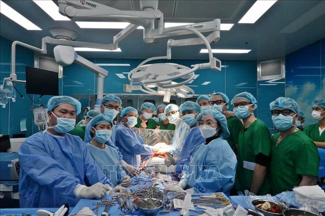 Bệnh viện Phổi Trung ương đã huy động khoảng 80 nhân lực trực tiếp tham gia ca ghép cùng các chuyên gia từ Trung tâm điều phối ghép tạng Quốc gia, Bệnh viện Trung ương Quân đội 108, Bệnh viện E, Bệnh viện Hữu nghị, Bệnh viện Tim Hà Nội và chuyên gia quốc tế để thực hiện thành công ca ghép phổi chiều 30 Tết Giáp Thìn. Ảnh: TTXVN phát