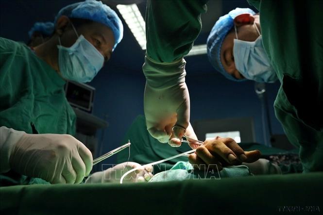 Ca phẫu thuật nối gân bàn tay cho bệnh nhân tại bệnh viện đa khoa tỉnh Yên Bái. Ảnh: Minh Quyết – TTXVN