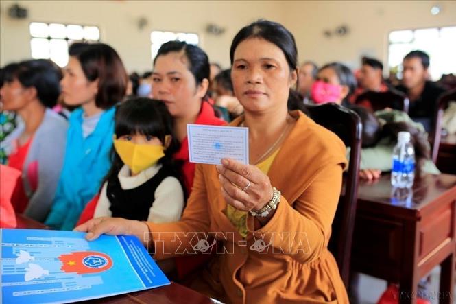 Người dân xã Tà Nung (thành phố Đà Lạt) được tặng thẻ Bảo hiểm y tế tại Ngày hội Thầy thuốc trẻ làm theo lời Bác, tình nguyện vì sức khỏe cộng đồng do Sở Y tế Lâm Đồng tổ chức (2020). Ảnh Đặng Tuân - TTXVN