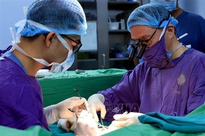 Năm 2020, Giáo sư, Tiến sĩ khoa học, Thầy thuốc Nhân dân Nguyễn Thế Hoàng, Phó Giám đốc Bệnh viện Trung ương Quân đội 108 (bên phải) đã thực hiện ca ghép tay đầu tiên từ người hiến tạng sống bằng cách sử dụng phần còn lại của một cánh tay bị cắt cụt không thể cứu vãn (cho đến nay, chưa có trường hợp tương tự được báo cáo trong tài liệu y khoa thế giới). Ảnh: Tuấn Anh - TTXVN

