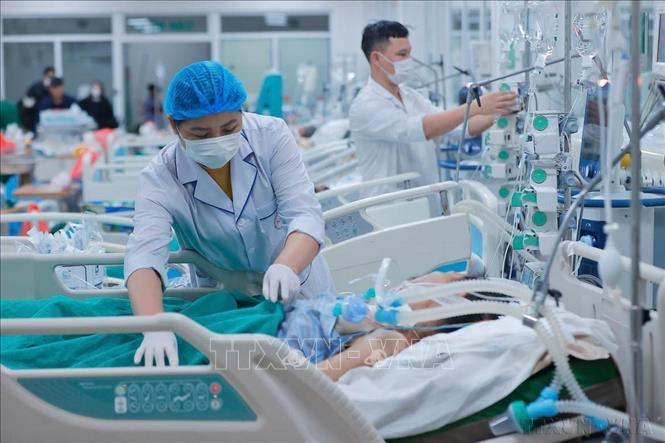 Các bác sĩ khoa Cấp cứu của Bệnh viện Bệnh nhiệt đới Trung ương tích cực điều trị cho  bệnh nhân mắc cúm A (7/2/2025). Ảnh: Minh Quyết – TTXVN