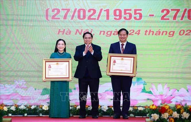 Thủ tướng Phạm Minh Chính trao tặng Huân chương Lao động hạng Ba cho PGS.TS Đào Xuân Cơ, Giám đốc Bệnh viện Bạch Mai và Thầy thuốc ưu tú Nguyễn Thị Mai Ngọc, Bác sĩ Viện Tim mạch, Bênh viện Bạch Mai nhân kỷ niệm 70 năm Ngày Thầy thuốc Việt Nam (24/2/2025). Ảnh: Dương Giang-TTXVN