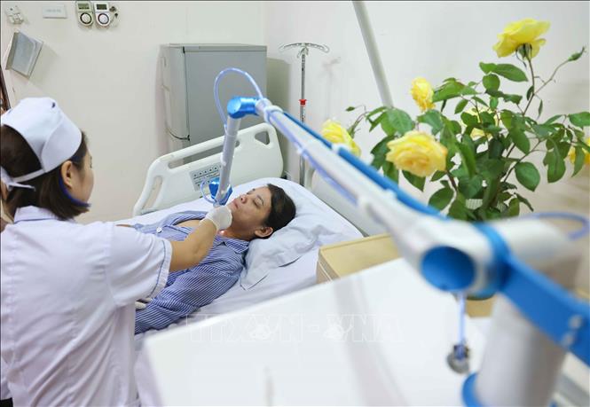 Chiếu tia plasma sau phẫu thuật giúp người bệnh nhanh chóng phục hồi vết thương. Ảnh: Thanh Tùng - TTXVN 