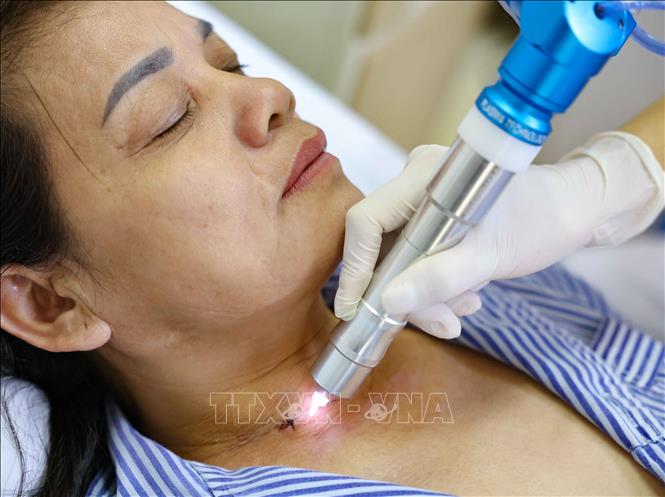 Chiếu tia plasma sau phẫu thuật giúp người bệnh nhanh chóng phục hồi vết thương. Ảnh: Thanh Tùng - TTXVN 