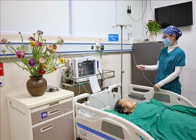 Từ chỗ bệnh viện chỉ có 30 giường bệnh với 4 dãy nhà cấp 4; đến nay bệnh viện đã mở rộng quy mô lên 1.126 giường bệnh (918 giường tại cơ sở Tứ Hiệp, 208 giường tại cơ sở Thái Thịnh). Ảnh: Thanh Tùng - TTXVN